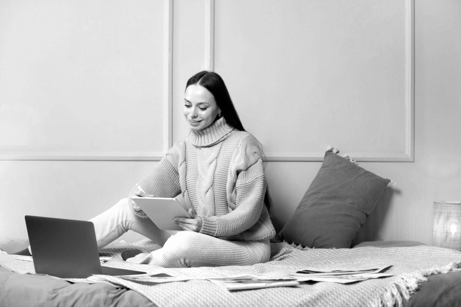 Planification financière personnelle avec documents et calculatrice